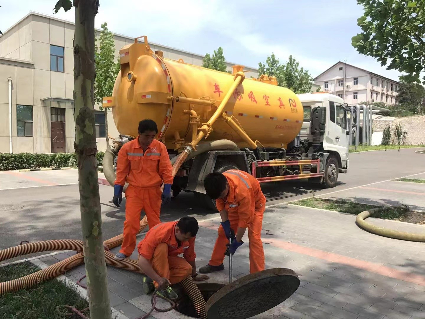 天镇管道疏通车停在窨井附近