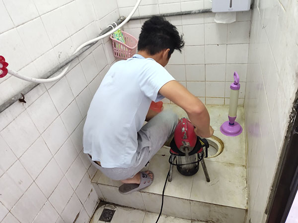 天镇肥皂掉到马桶里把马桶堵住了怎么办？马桶堵住了怎么办