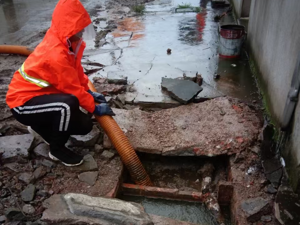 天镇专业清理污水池 炜誉市政以规范流程守护城市 “肠道”