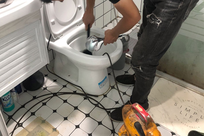 天镇马桶堵塞自己疏通还是找师傅？专业上门服务让你省时更省心