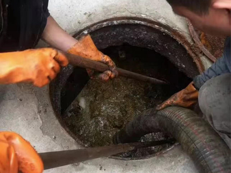 天镇清理化粪池时如何避免沼气的危害？